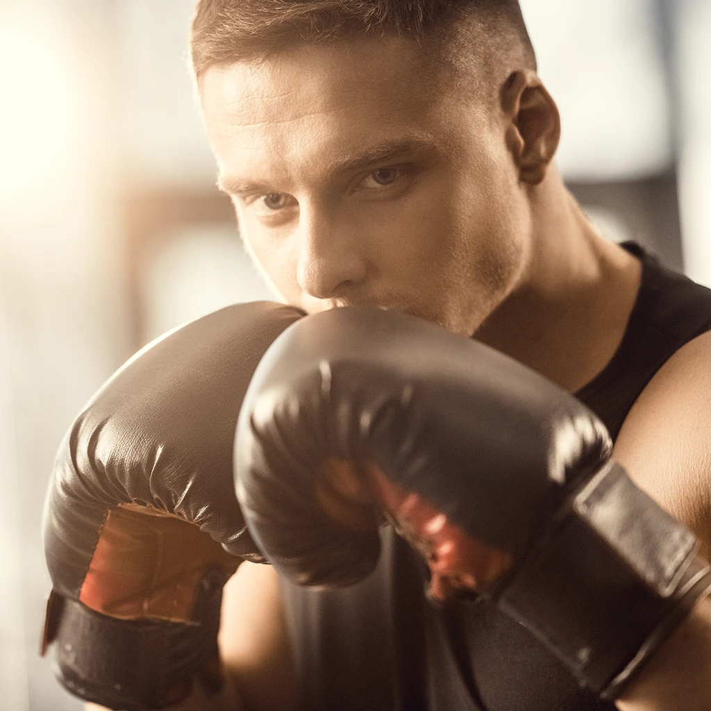 Nahaufnahme eines Mannes mit Boxhandschuhen.