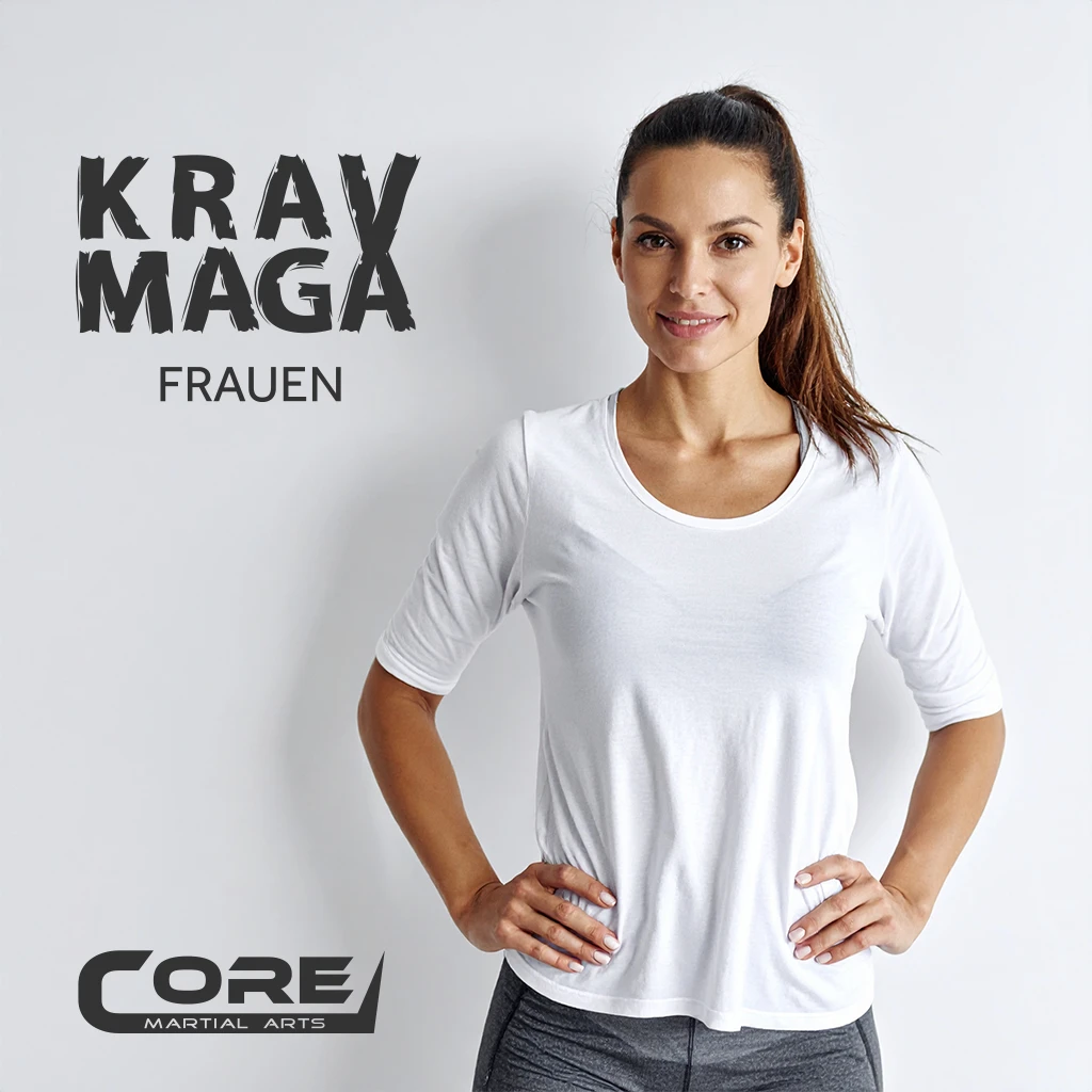 Eine starke, selbstbewusste Frau, die einen anlächelt.